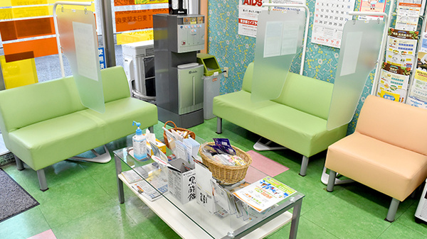 小山薬局の待合スペース