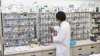 すずらん薬局　戸越店の作業風景