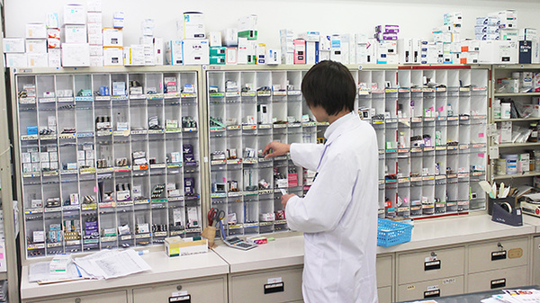 すずらん薬局　戸越店の作業風景