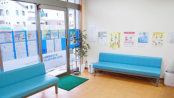 あおぞら薬局　不動院前店の待合スペース