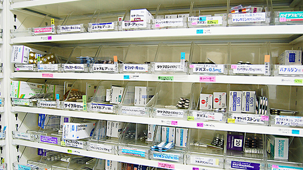 あおぞら薬局　不動院前店の薬棚