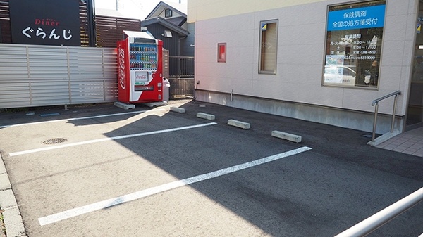 オアシス薬局の駐車場