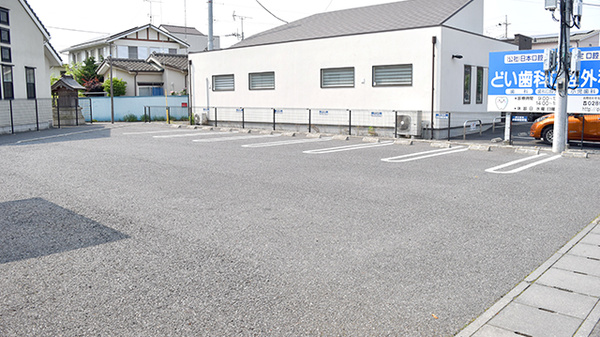 伊沢薬局の駐車場