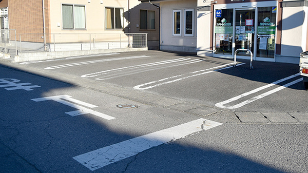 フクシ小金井薬局の駐車場