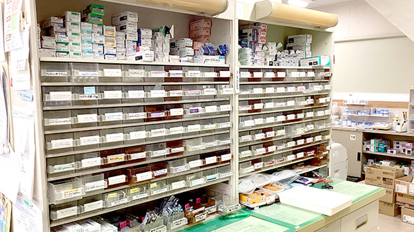 はこの森調剤薬局の薬棚