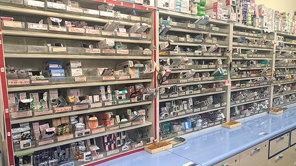 セイムス小山駅南薬局の薬棚