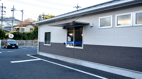 フクシ烏山薬局のドライブスルー