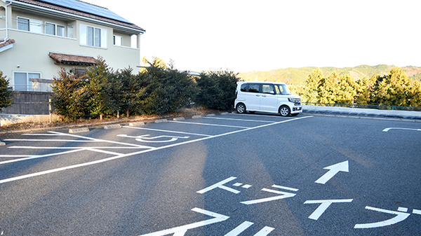 フクシ烏山薬局の駐車場