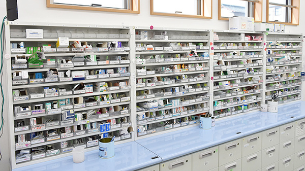 ツジ薬局西春ふくろく店の薬棚