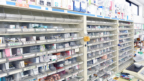 ツジ薬局道場店の薬棚