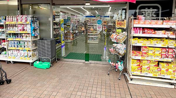 薬局トモズ上野毛店の入口
