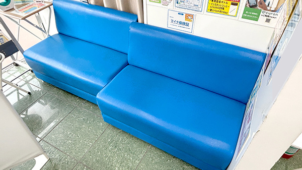 薬局トモズ上野毛店の待合スペース