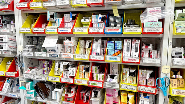 薬局トモズ上野毛店の薬棚