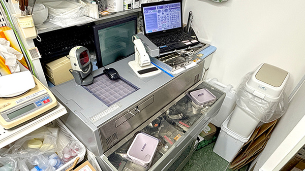 薬局トモズ上野毛店の調剤器具