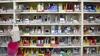 薬局トモズ等々力南口店の薬棚