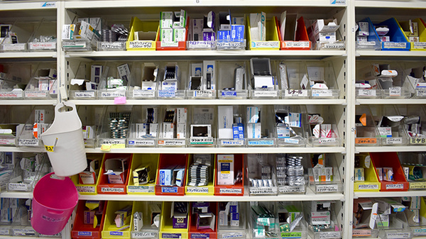 薬局トモズ等々力南口店の薬棚