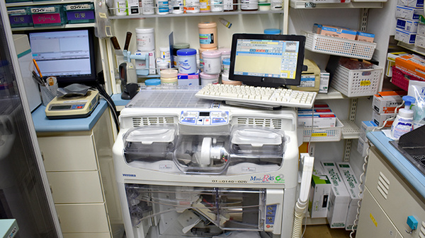 薬局トモズ等々力南口店の調剤器具
