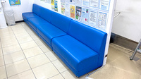 薬局トモズ等々力北口店の待合スペース