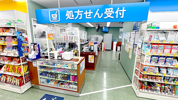 薬局トモズ狛江店の入口