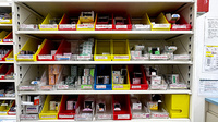 薬局トモズ狛江店の薬棚