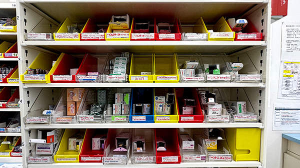 薬局トモズ狛江店の薬棚