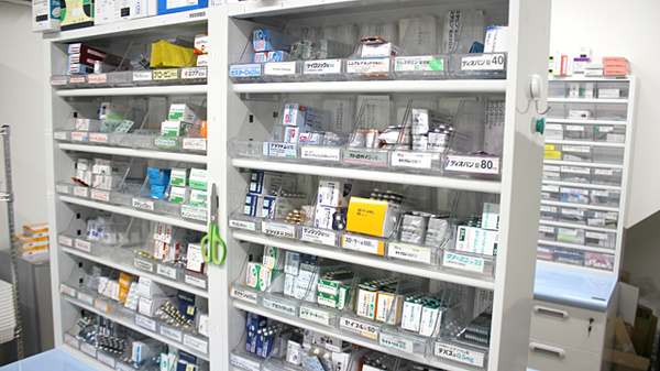 とちぎ薬局　岡本店の薬棚