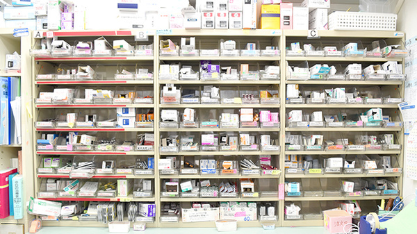 あけぼの薬局　尼崎店の薬棚