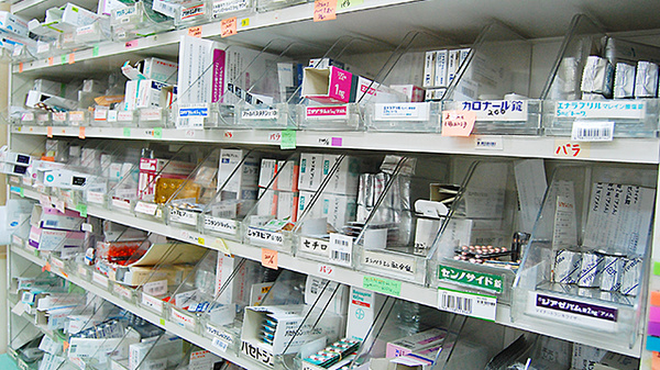 つくし薬局（新宿区大久保）の薬棚