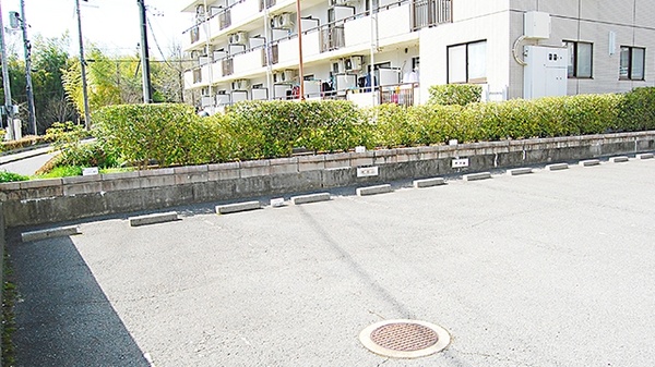 たかみニュータウン薬局の駐車場