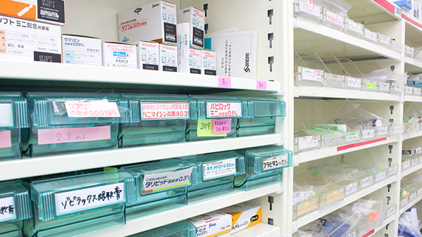 山田調剤薬局　上原店の薬棚