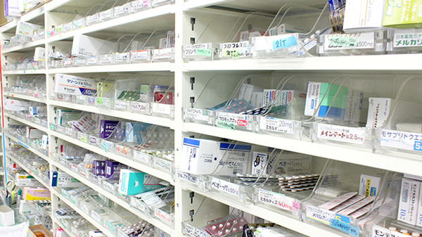 シーエス薬局ひばりが丘店の薬棚