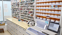 鳴滝調剤薬局の薬棚
