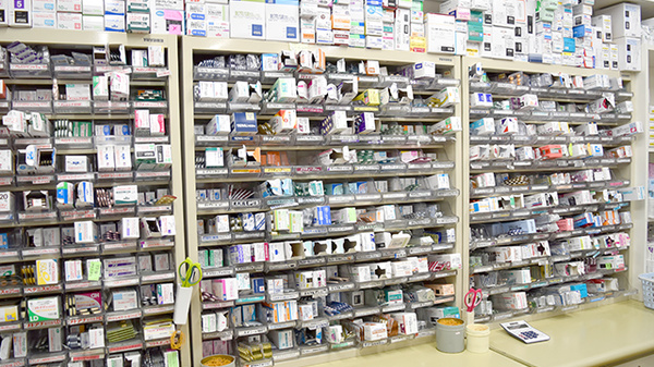 嵐電　鹿王院薬局の薬棚