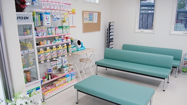 大手薬局　上越店の待合スペース
