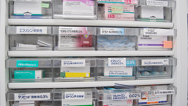 大手薬局　長岡店の薬棚