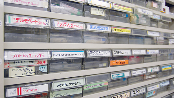 大手薬局　柏崎店の薬棚