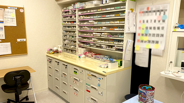 大手薬局　今朝白店の薬棚