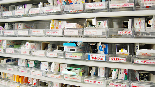 大手薬局　緑町店の薬棚