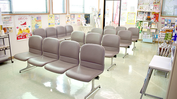 花・花薬局植上店（旧 もみの木薬局）の待合スペース