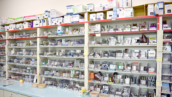 花・花薬局植上店（旧 もみの木薬局）の薬棚