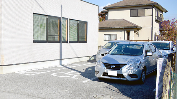 花・花薬局植上店（旧 もみの木薬局）の駐車場