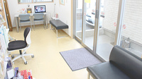 ワイアンドワイ薬局　神田町店の待合スペース