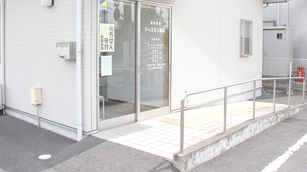 ジャスミン薬局の入口