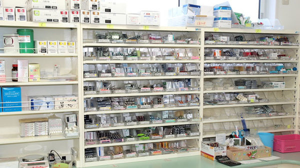 コミネ薬局小俣店の薬棚