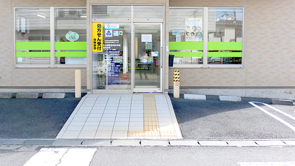 大沢調剤薬局　本町店の入口