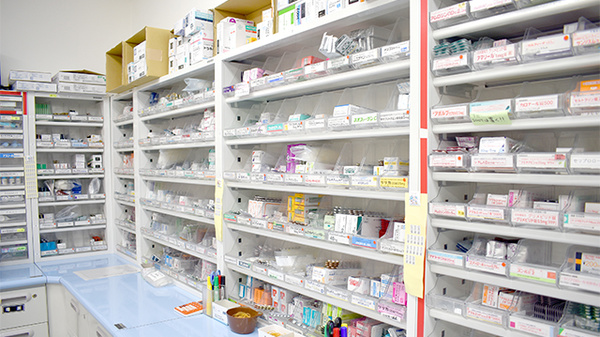 花・花薬局多田店（旧 オリーブ薬局　多田店）の薬棚