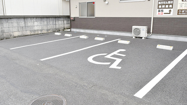 ひばり薬局の駐車場