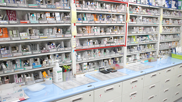 花・花薬局グリーンの薬棚