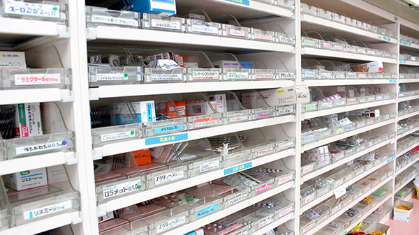 大沢調剤薬局　薗部店の薬棚