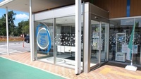 コスモ薬局大平店の入口